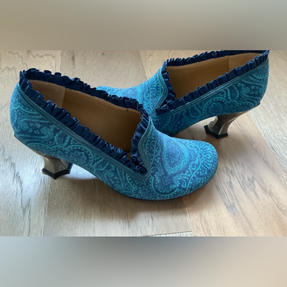 Fluevog Baroque Bernini Pump with Ruffles in Blue/Silver Size 8